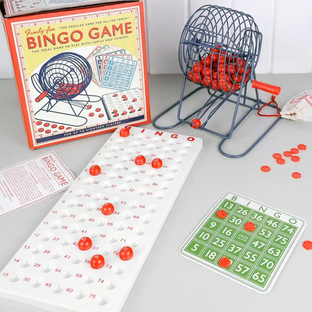 Rex London bingoset met de metalen bingomolen, een witte afroepplank met rode fiches en een groene bingokaart.