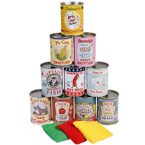 Rex London blikgooien spel met een piramide van 10 blikken met retro voedseletiketten en drie gekleurde zitzakjes ervoor.