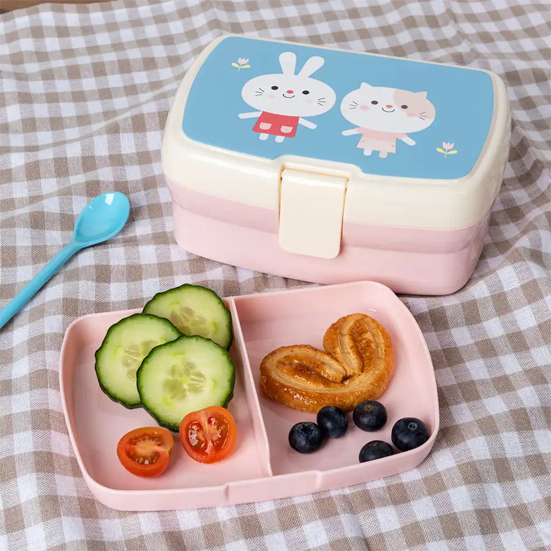 Open kinderbroodtrommel met Lottie and Friends deksel, gevuld met komkommer, tomaat, bladerdeeg en bosbessen.