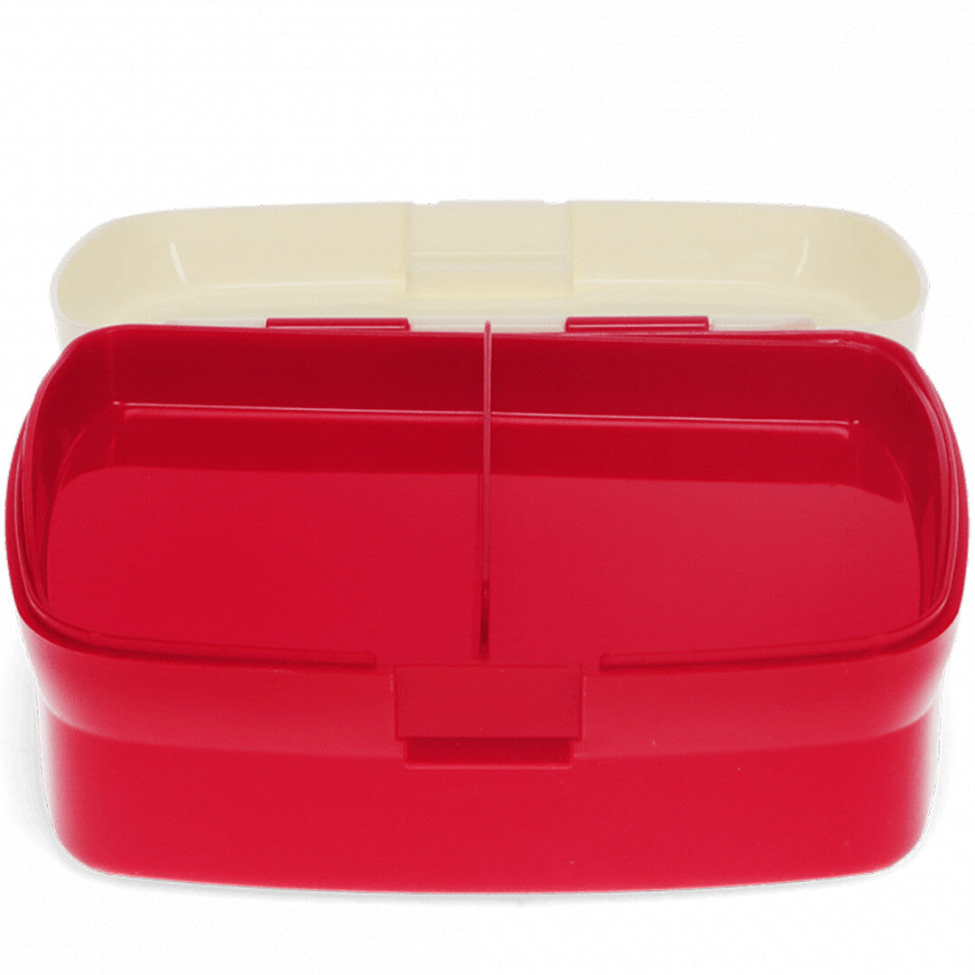 Rode broodtrommel met open crèmekleurige deksel en rood vakjesblad.