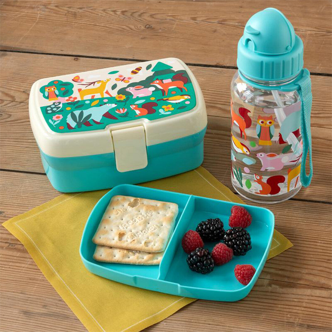 Rex London kinderbroodtrommel met vakjesblad en een bijpassende waterfles met woodland dierenpatroon.