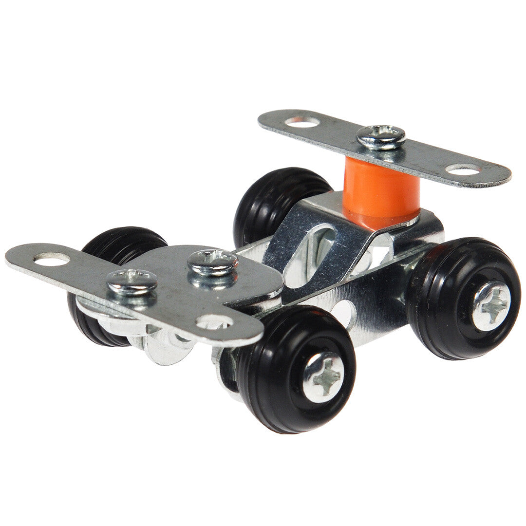 De gemonteerde rex london constructie mini raceauto van zilverkleurig metaal met zwarte wielen en oranje detail.