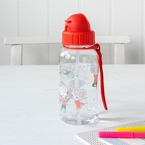 Kinder drinkfles met muizenprint en rode dop, gevuld met water op een witte tafel.