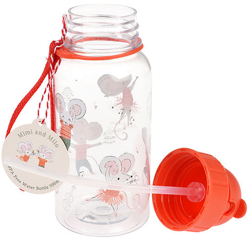 Kinder drinkfles met muizenillustraties, de rode dop is eraf geschroefd en ligt ernaast.