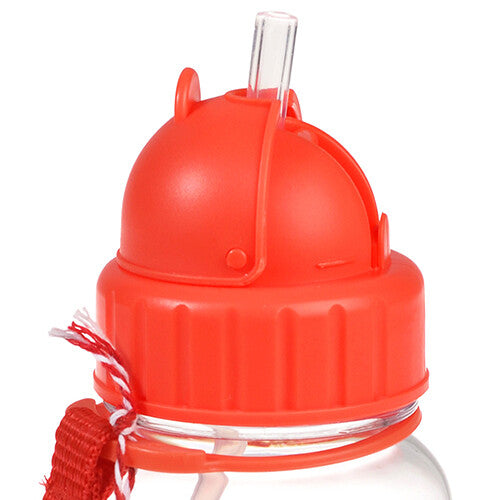 Close-up van de rode dop met uitklapbaar rietje van de kinder drinkfles.