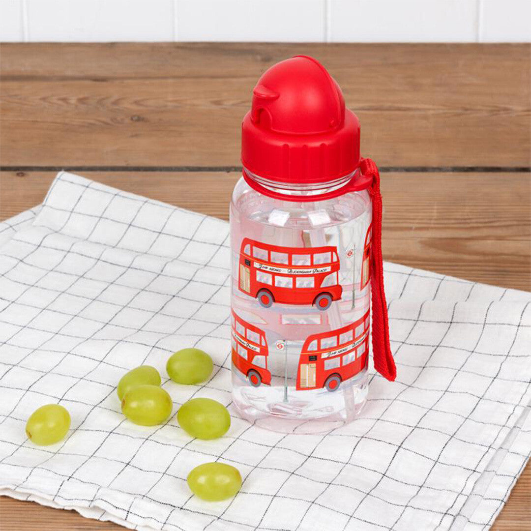 Rex London kinder drinkfles met rietje en TFL Routemaster bus patroon, staand op een tafel met druiven.