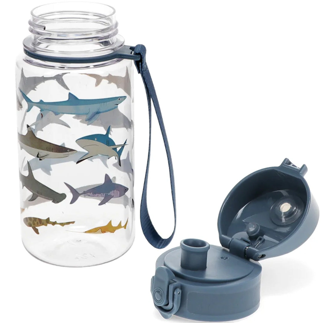 Rex London kinder drinkfles met haaienpatroon en losse, opengeklapte blauwe dop.
