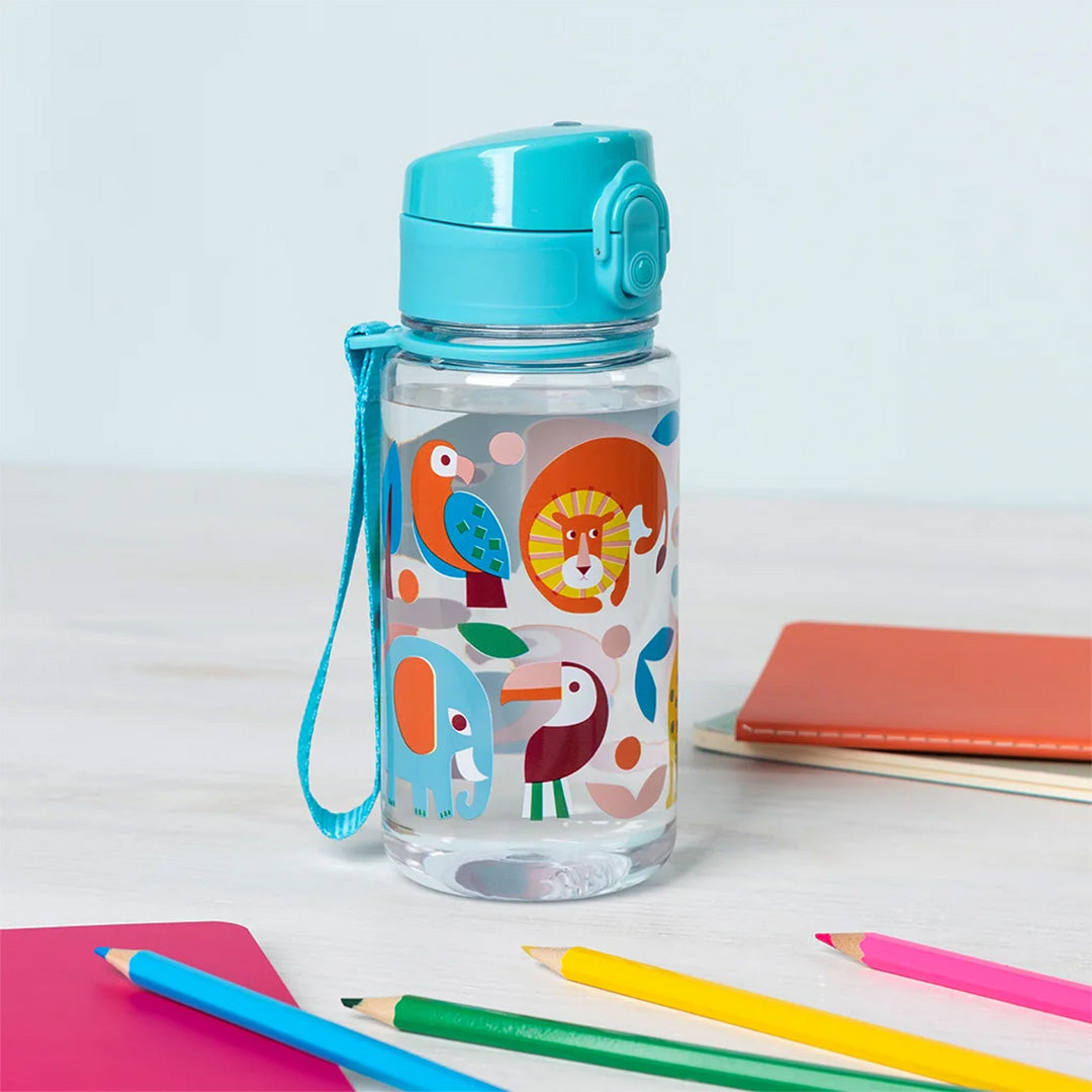 Kinderdrinkfles met dierenprint op een bureau met kleurpotloden en notitieboekjes.
