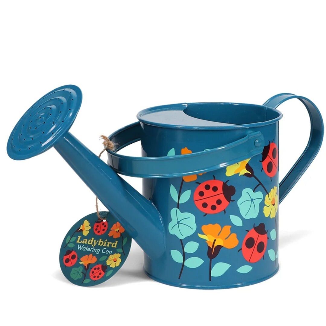 Rex London blauwe gieter met lieveheersbeestjes en bloemenpatroon, inclusief productlabel.
