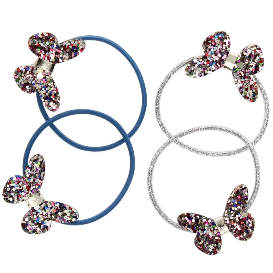 Vier Rex London kinder haarelastiekjes, twee blauw en twee zilver, elk met een veelkleurige glittervlinder.