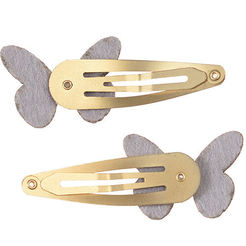 De achterkant van twee Rex London haarspeldjes met goudkleurige clips en grijze vilten vlinders.