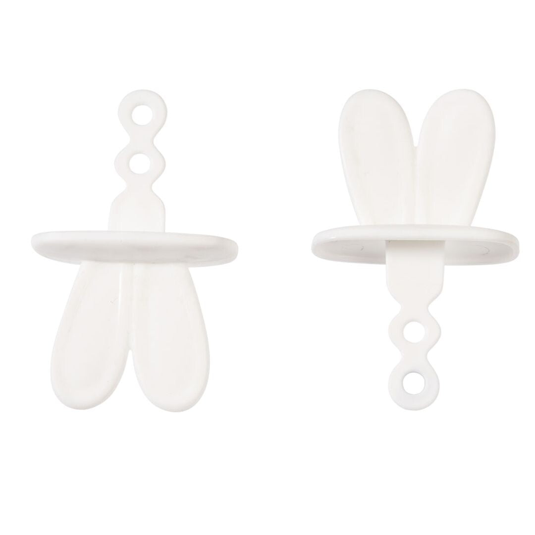 Twee witte plastic ijslolly stokjes in de vorm van konijnenoortjes.