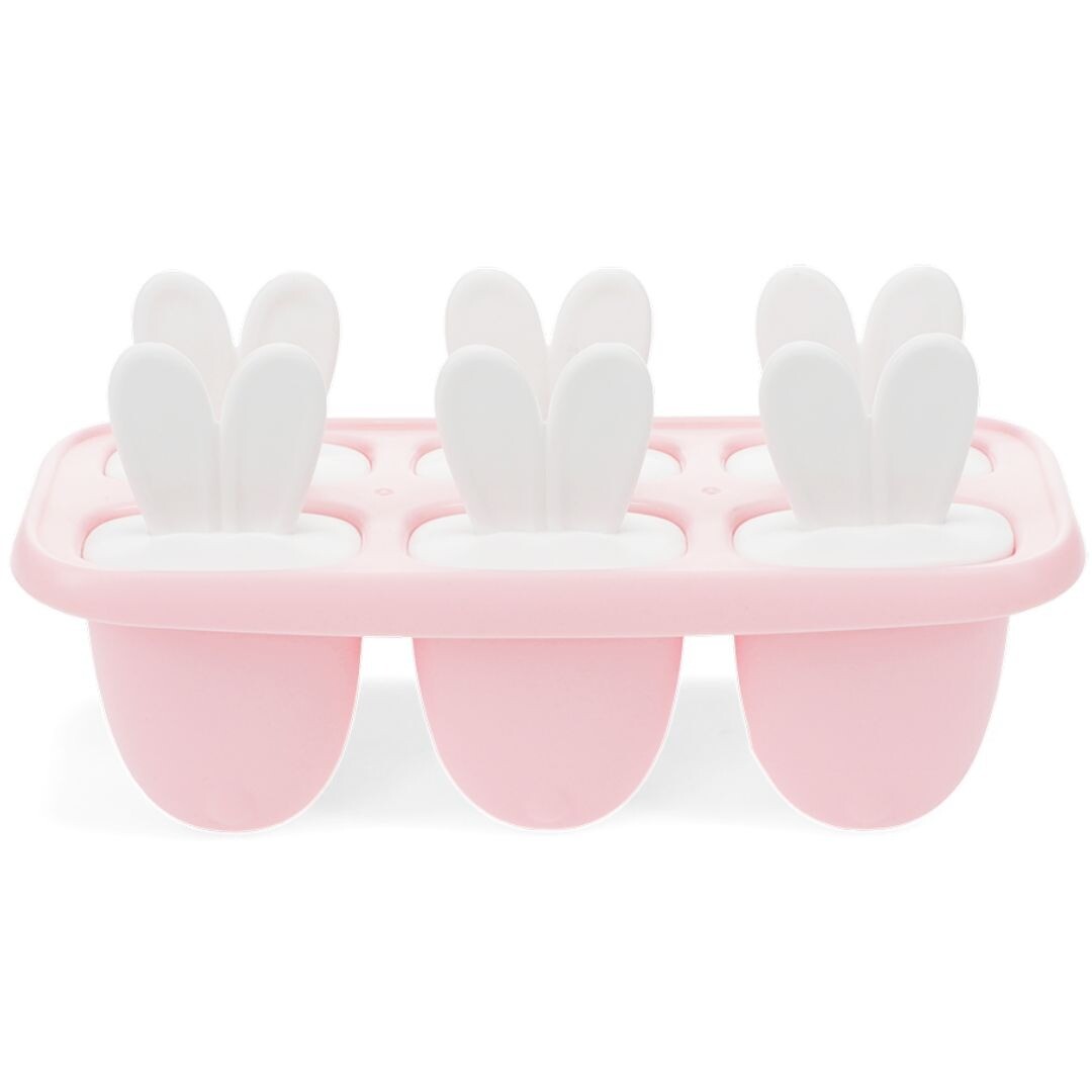 Roze ijsvormen met zes witte konijnenoortjes als stokjes.