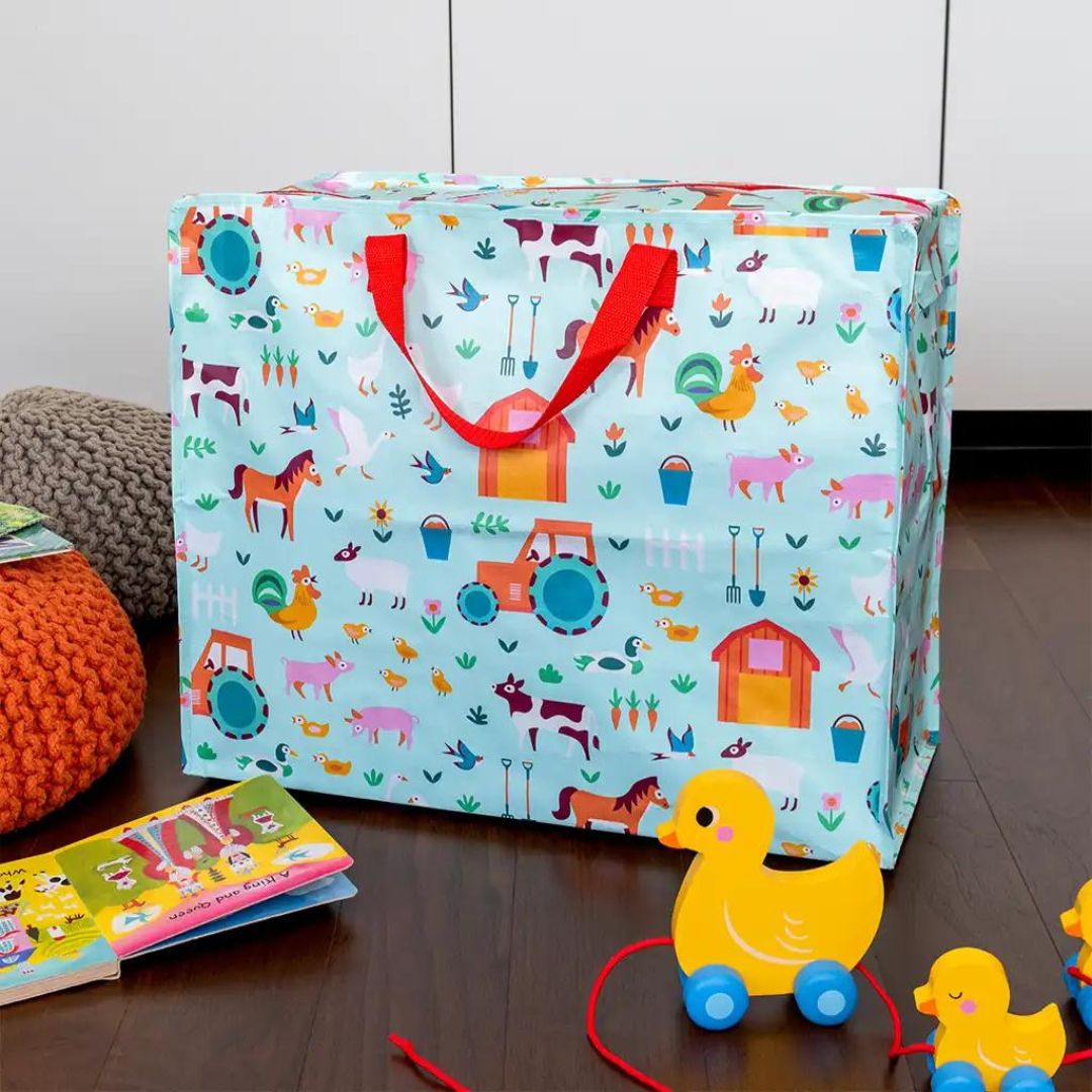 Rex London jumbo opbergtas met boerderijthema op een houten vloer, omringd door kinderspeelgoed.