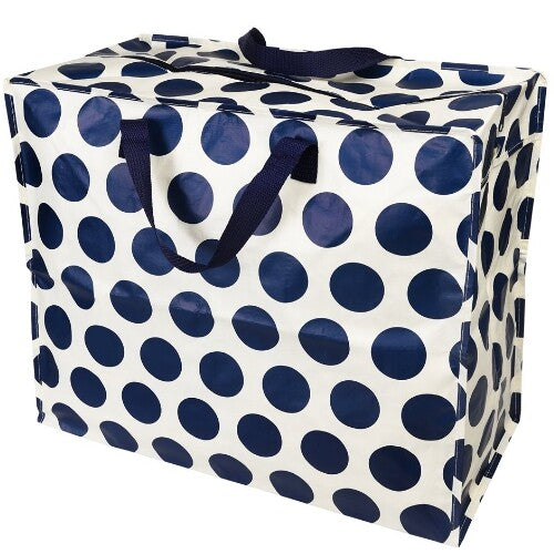 Rex London jumbo opbergtas met navy blauwe stippen op een witte achtergrond, schuin van bovenaf gezien.