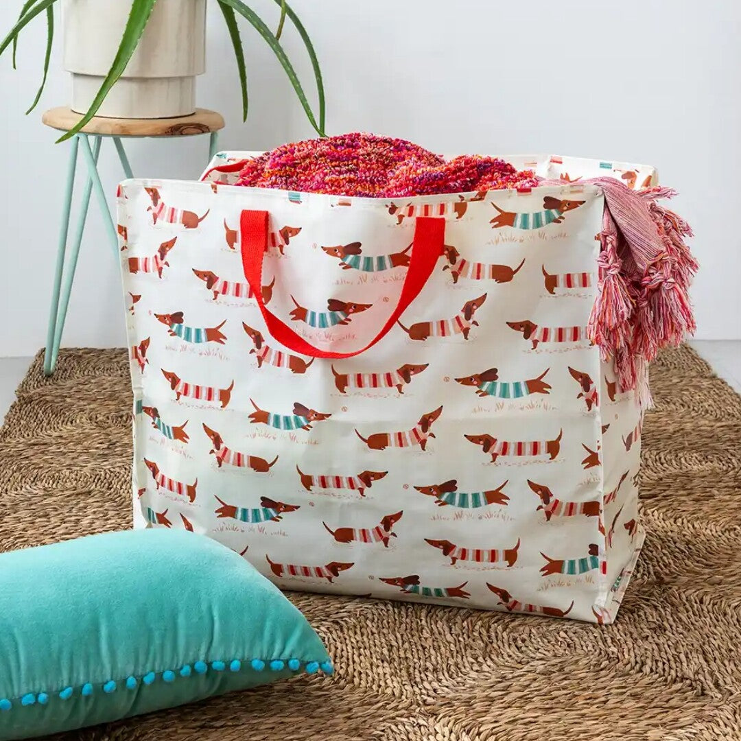 Rex London jumbo opbergtas met worsthondenpatroon, gevuld met textiel op een vloerkleed.