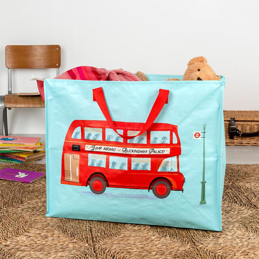 Rex London jumbo opbergtas met rode Routemaster bus, gevuld met speelgoed in een kinderkamer.