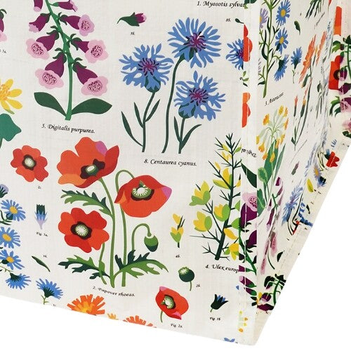 Detail van het wild flowers patroon op de Rex London jumbo opbergtas met rode klaprozen en blauwe korenbloemen.