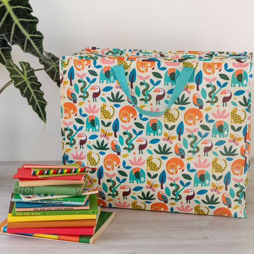 Rex London jumbo opbergtas met wild wonders dierenpatroon, staand naast een stapel kinderboeken.