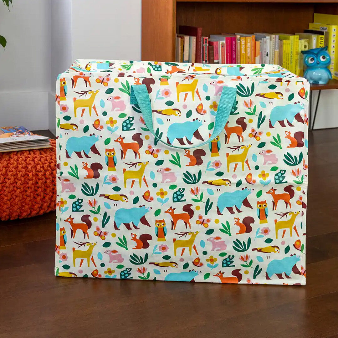 Rex London jumbo opbergtas met woodland dierenpatroon, staand op een houten vloer.