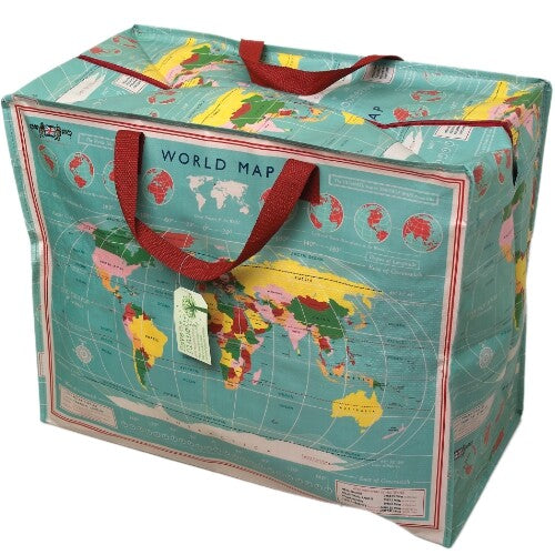Rex London jumbo opbergtas met wereldkaartprint en rode handvatten, schuin gefotografeerd.