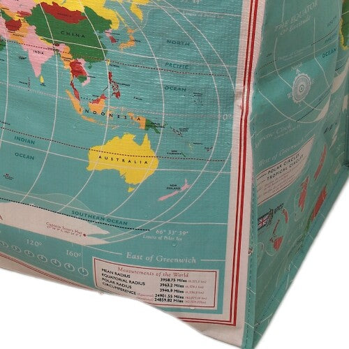 Detail van de Rex London opbergtas met wereldkaartprint, met focus op Australië en tekstinformatie.
