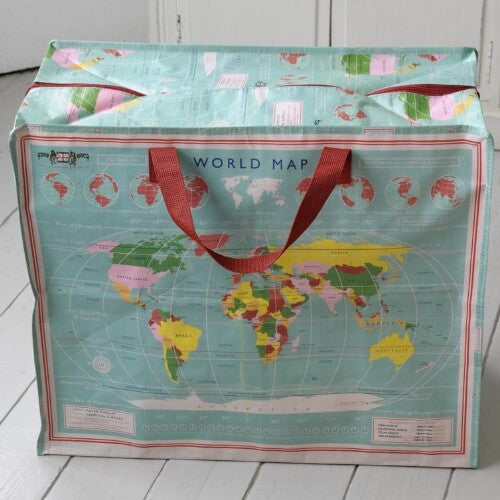 Rex London jumbo opbergtas met wereldkaartprint, van voren gezien en gesloten met een rits.