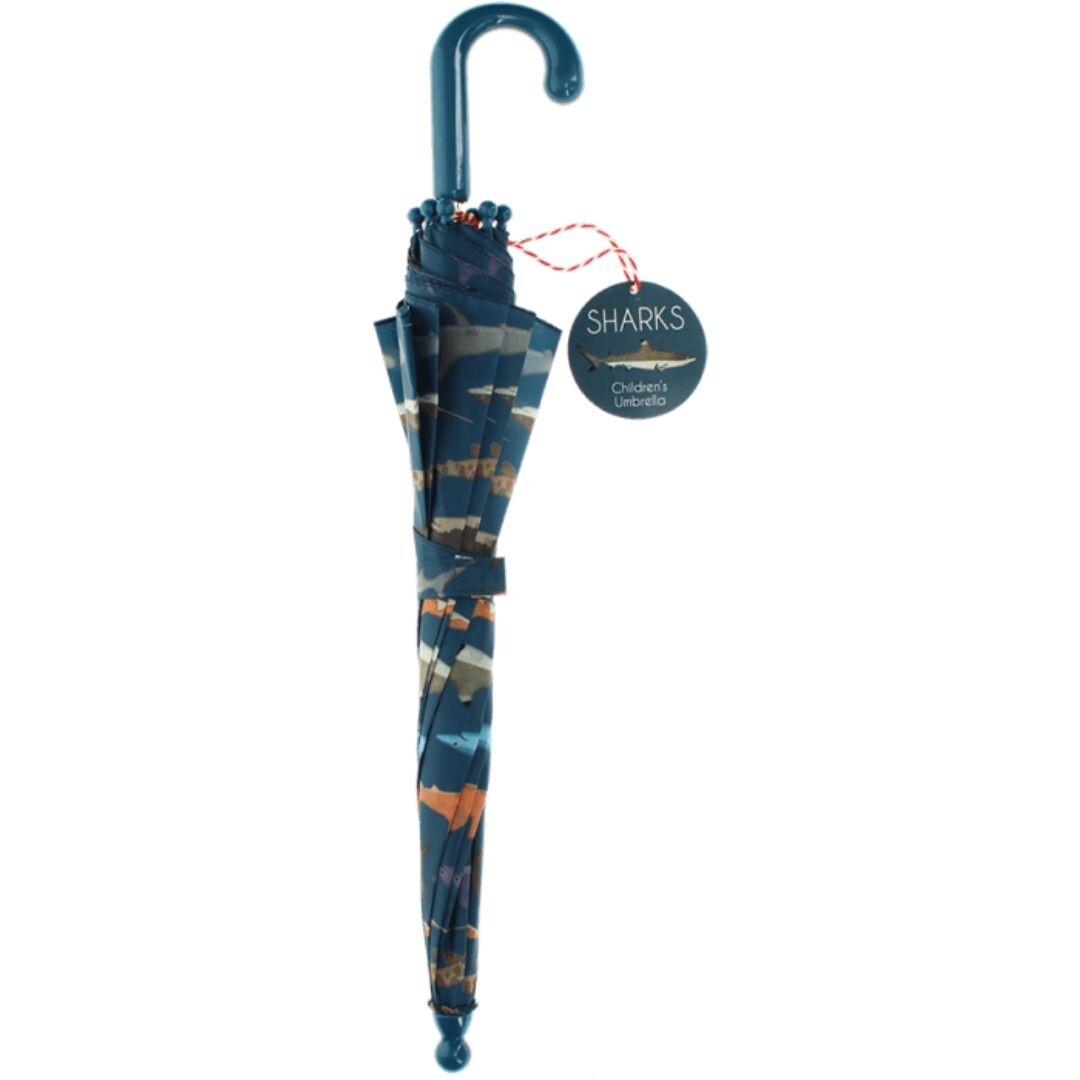 Gesloten Rex London kinderparaplu met haaienpatroon en productlabel.