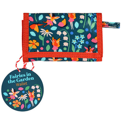Rex London kinderportemonnee met een patroon van feeën en bloemen, met een rond label eraan.