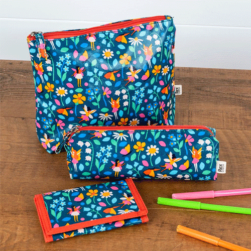 Een collectie Rex London kinderaccessoires met feeën- en bloemenpatroon, bestaande uit een toilettas, etui en portemonnee.