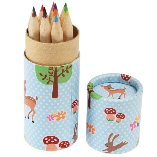 Rex London kleurpotloden set met 12 potloden in een open blauwe koker met woodland creatures patroon.