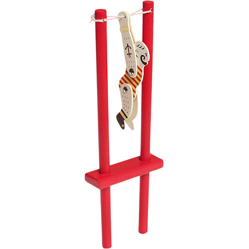 Rex London houten knijpspeeltje acrobaat Mr Muscular hangt ondersteboven aan een rood frame.