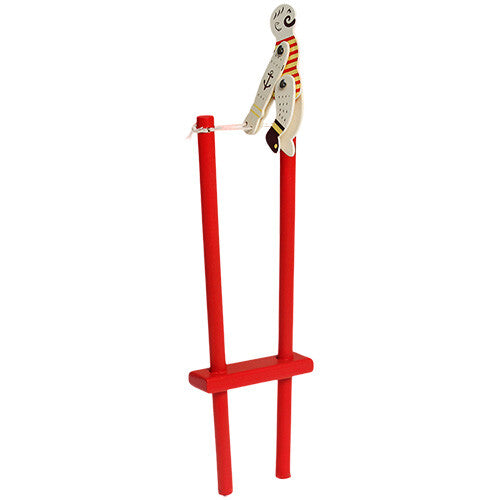 Rex London houten knijpspeeltje acrobaat Mr Muscular staat rechtop op een rood frame.