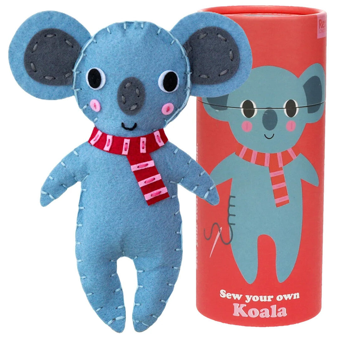 Rex London knutselpakket met een afgewerkte blauwe vilten koala met sjaal en de rode verpakking.
