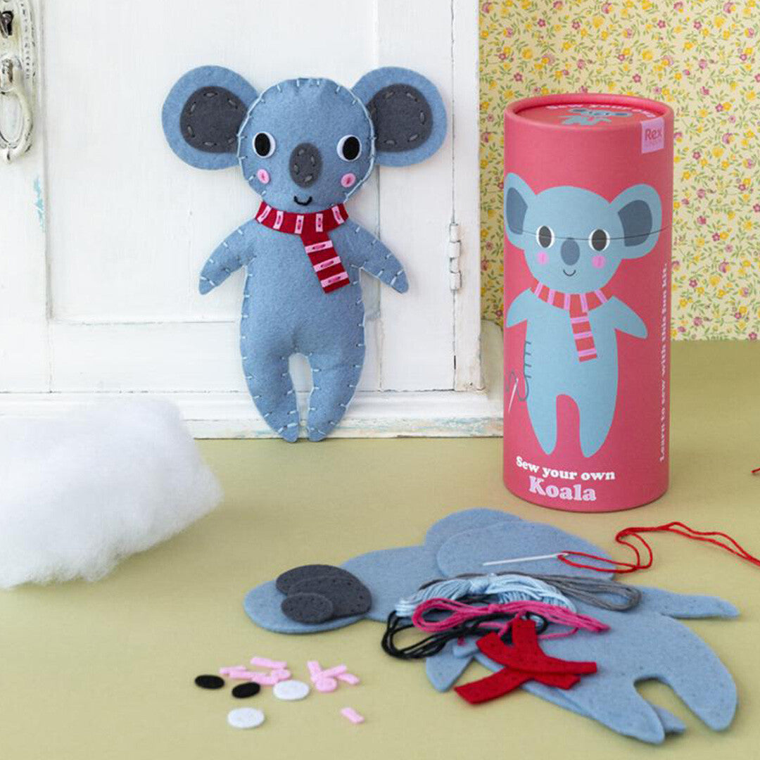 Rex London knutselpakket voor kinderen met een vilten koala, de verpakking en alle losse onderdelen zoals vilt, vulling en garen.