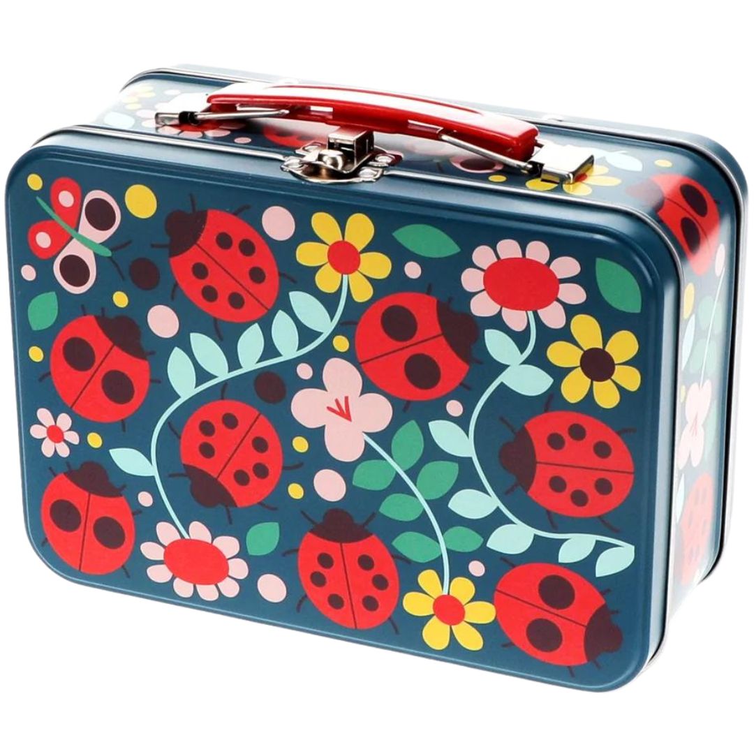 Rex London metalen koffertje met een patroon van lieveheersbeestjes en bloemen op een blauwe achtergrond.