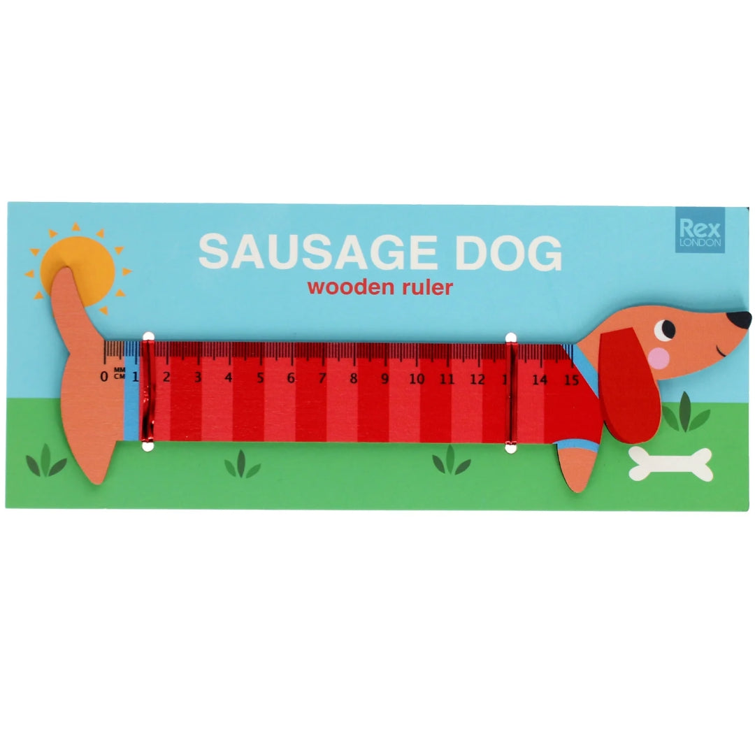 Verpakking van de Rex London houten liniaal in de vorm van een teckel, met de tekst 'SAUSAGE DOG wooden ruler'.