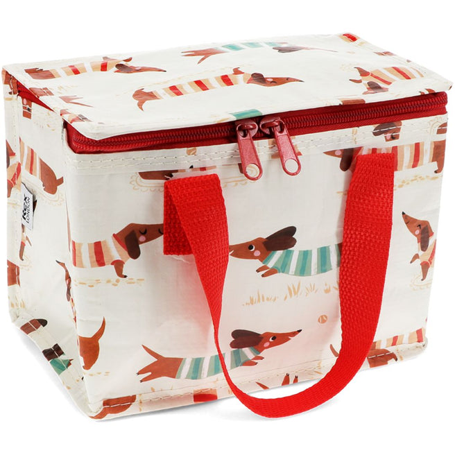 Een beige Rex London kinder lunchtas met een patroon van teckels in gestreepte truien en rode handvatten.