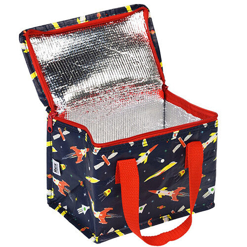Open marineblauwe lunchtas voor kinderen met rakettenpatroon, met zilverkleurige isolerende binnenkant.