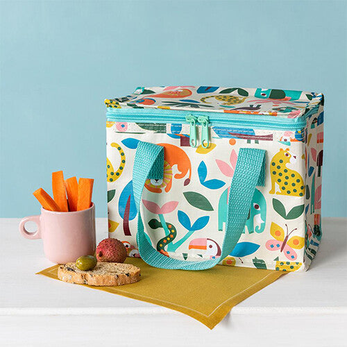 Rex London lunchtas voor kinderen met wild wonders dierenpatroon, staand op een tafel met snacks.