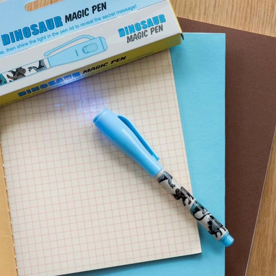 Rex London magische pen met dinosauruspatroon die licht geeft op een notitieboekje.