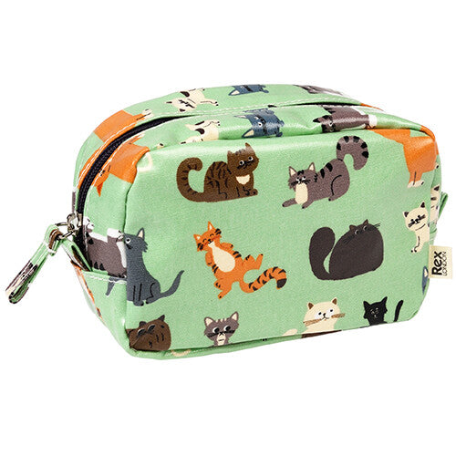 Rex London make-up tasje met een patroon van diverse katten op een groene achtergrond.