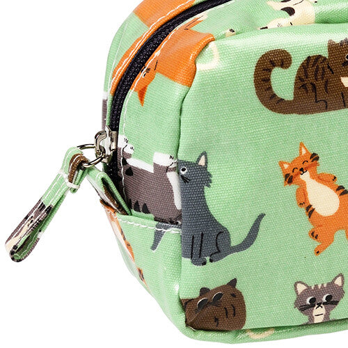 Detail van het groene make-up tasje met kattenpatroon, gericht op de rits en een zwarte kat.