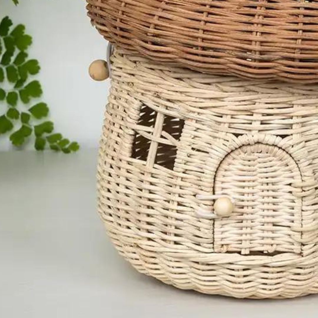 Detail van de rotan paddenstoelhuis mand met een geweven deur en raam.