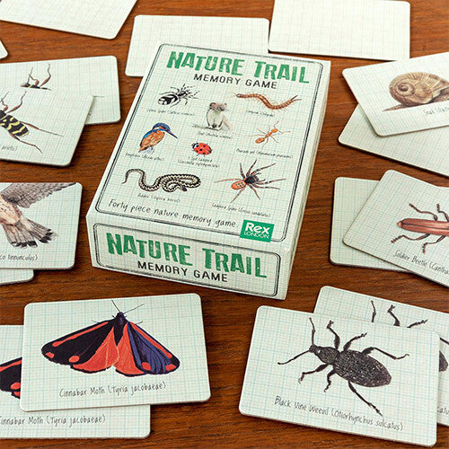 Rex London Nature Trail memory game doos omringd door kaarten met diverse natuurafbeeldingen.