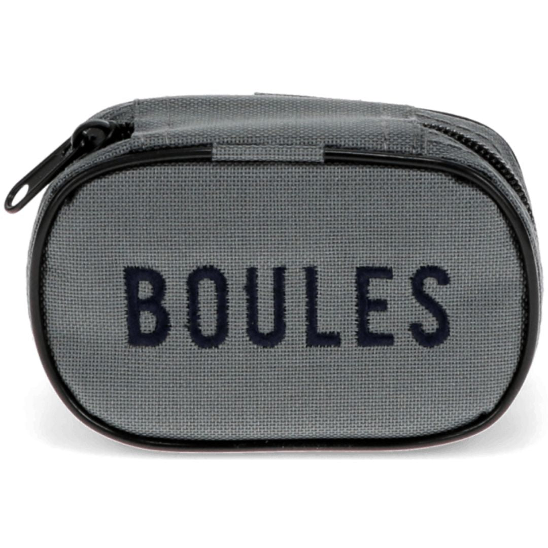Gesloten grijs etui van de Rex London mini jeu de boules set met de tekst "BOULES".