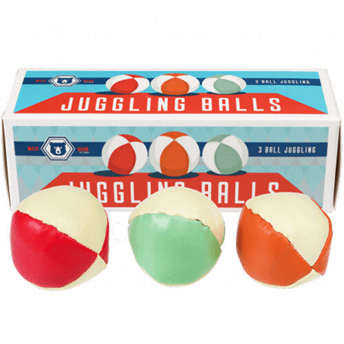 Drie Rex London jongleerballen in rood, oranje en groen met crèmekleurige vlakken, voor de verpakking.
