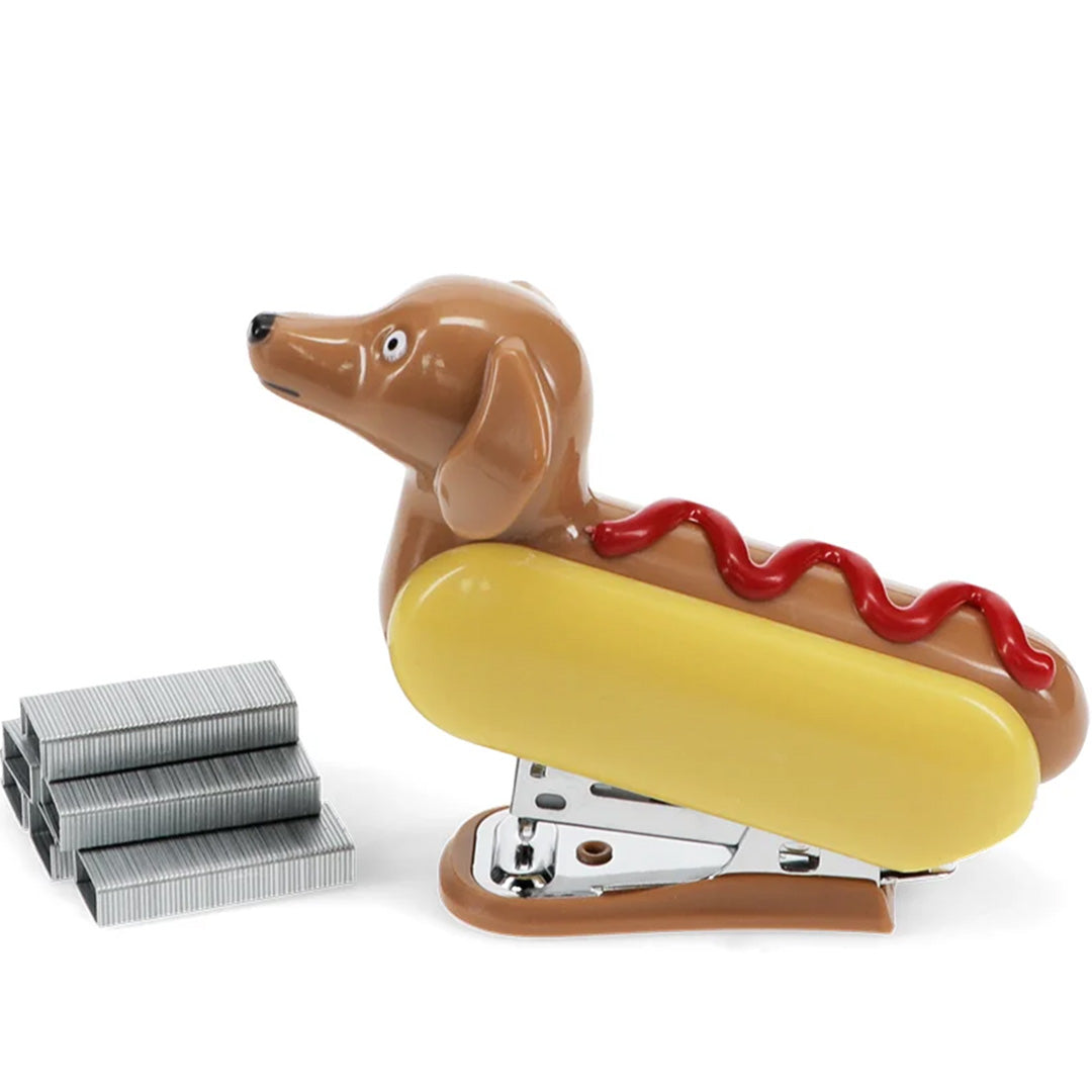 Rex London mini nietmachine in de vorm van een hotdog met een stapel nietjes ernaast.
