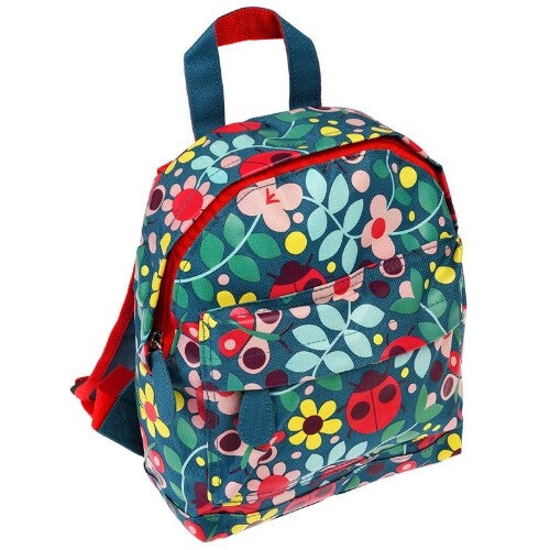 Rex London mini rugzak met kleurrijk bloemen- en lieveheersbeestjespatroon, schuin van voren gefotografeerd.