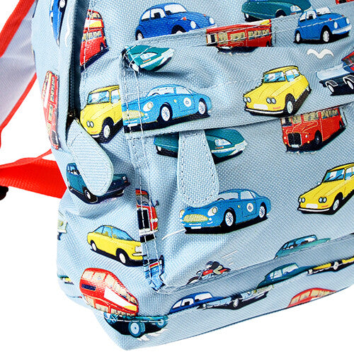 Detail van de Rex London mini rugzak met een close-up van het voertuigpatroon en de voorzak.